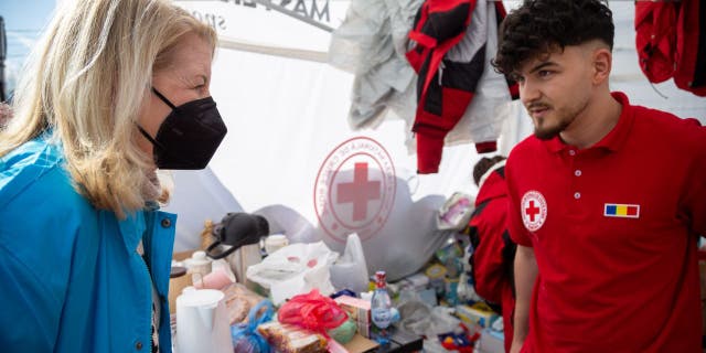 UNICEF Executive Director Catherine Russel speaks to volunteers at the Ukraine-Romania border crossing at Sighetu Marmatiei, on March 2, 2022.