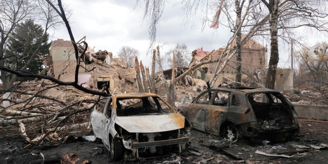 Spalone samochody po nocnym nalocie we wsi Buszów, 40 km na zachód od Kijowa na Ukrainie, piątek 4 marca 2022 r.