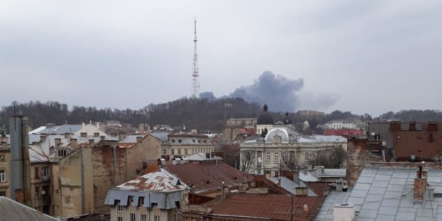Am Samstag, dem 26. März 2022, erschütterten Explosionen die westukrainische Stadt Lemberg in der Nähe des Öldepots.