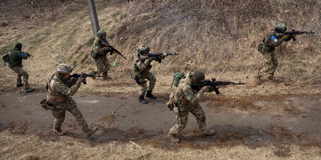 Oekraïense soldaten van de 103e Afzonderlijke Brigade van de Regionale Defensie van de Strijdkrachten schieten hun wapens af tijdens een oefening op een onbekende locatie in de buurt van Lviv in het westen van Oekraïne, dinsdag 29 maart 2022 (AP Photo/Nariman El-Mufti)