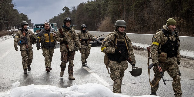El personal militar ucraniano llega para reforzar la posición de avanzada en la línea del frente oriental cerca de la aldea de Kalynivka el 8 de marzo de 2022 en Kiev, Ucrania.