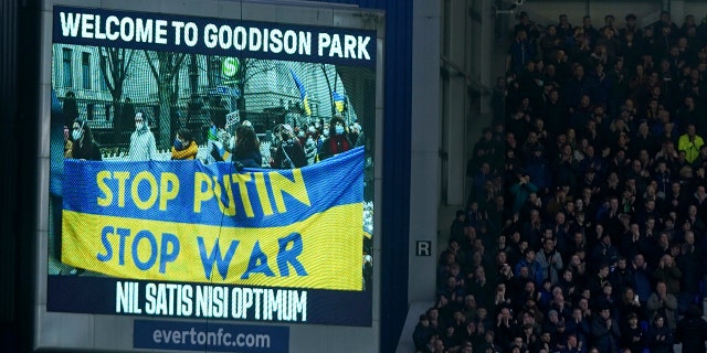 Un écran montre le soutien à l'Ukraine avant le match de football de Premier League anglaise entre Everton et Manchester City à Goodison Park à Liverpool, en Angleterre, le 26 février 2022.