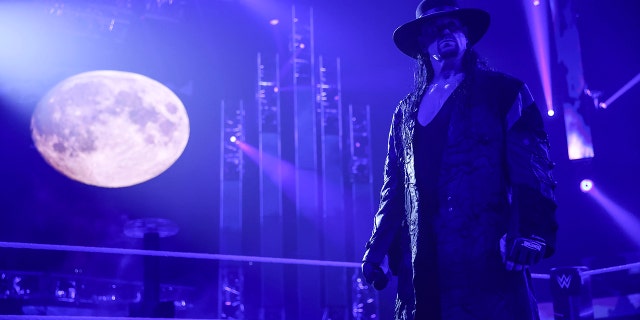 Гробовщик входит в Зал славы WWE.