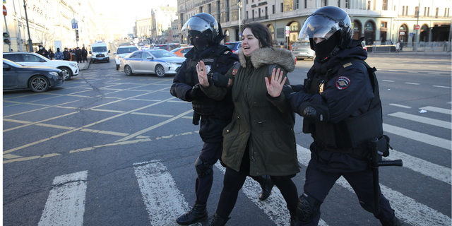 2022 年 3 月 6 日，俄罗斯警察在俄罗斯莫斯科中部举行的反对军事入侵乌克兰的未经批准的抗议集会上拘留了一名妇女。 内政部官员说，警方在俄罗斯各地的反战抗议活动中拘留了大约 3500 人，其中包括周日在莫斯科的 1750 人。