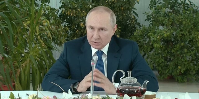 Руският президент Владимир Путин говори пред стюардесите в коментари, излъчени по държавната телевизия в събота, 5 март 2022 г.