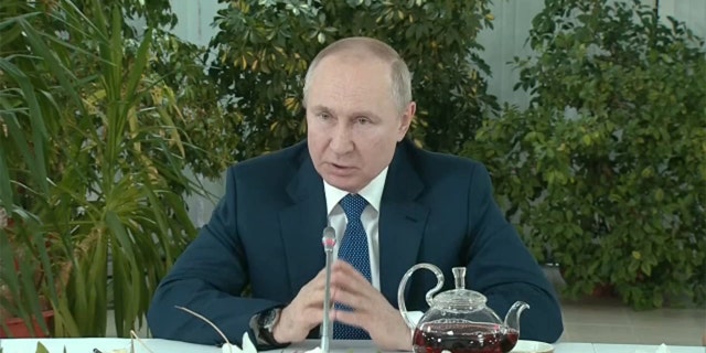 Руският президент Владимир Путин говори пред стюардесите в коментари, излъчени по държавната телевизия в събота, 5 март 2022 г.