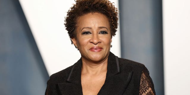 Komedian dan aktivis liberal Wanda Sykes bercanda hari Senin bahwa skandal dokumen Presiden Joe Biden bukanlah masalah besar karena dia sudah sangat tua sehingga sebagian besar dokumen mungkin hanya "sejarah sekarang."
