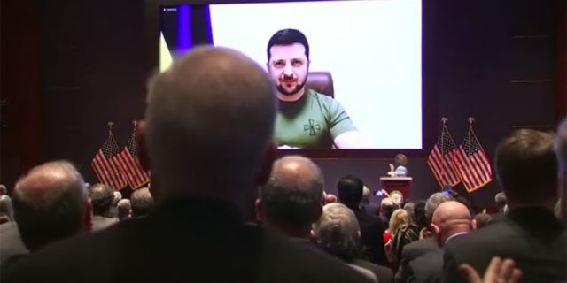 Ukraine President Volodymyr Zelenskyy received a stand ovation from members of Congress before he addressed lawmakers Wednesday, marzo 16, 2022.