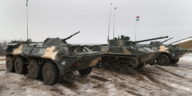 2022 年 2 月 17 日拍摄的一张照片显示，在俄罗斯和白俄罗斯武装部队的联合演习中，白俄罗斯装甲运兵车 (APC) 作为联盟国家反应部队检查的一部分，在镇附近的射击场进行明斯克郊外的奥西波维奇。 