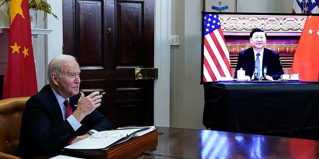   조 바이든 미국 대통령이 2021년 11월 15일 워싱턴 백악관 루즈벨트룸에서 시진핑 중국 국가주석과 대략적인 만남을 갖고 있다.  