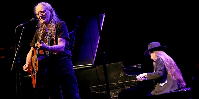 Willie Nelson (izquierda) y su hermana Bobby Nelson actúan en el concierto de Nochevieja en ACL Live el 31 de diciembre de 2014 en Austin, Texas.  