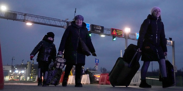 Des réfugiés ukrainiens arrivent au poste frontière de Medica, dans le sud-est de la Pologne, le mercredi 2 mars 2022. 