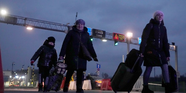 Des réfugiés ukrainiens arrivent au poste frontière de Medica, dans le sud-est de la Pologne, le mercredi 2 mars 2022. 