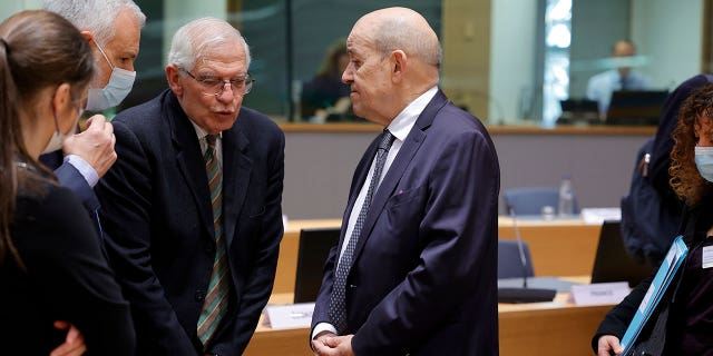 European foreign policy chief Josep Borrell, 左, speaks with French Foreign Minister Jean-Yves Le Drian during a meeting of the EU foreign ministers at the Europa building in Brussels, 月曜, Mar. 21, 2022. European foreign ministers are debating how to respond to Russia's invasion of Ukraine.