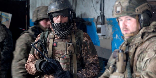 Ukrainos kariuomenės kariai laukia bombardavimo slėptuvėje vienoje vietoje Luhansko srityje 2022 m. kovo 5 d. 