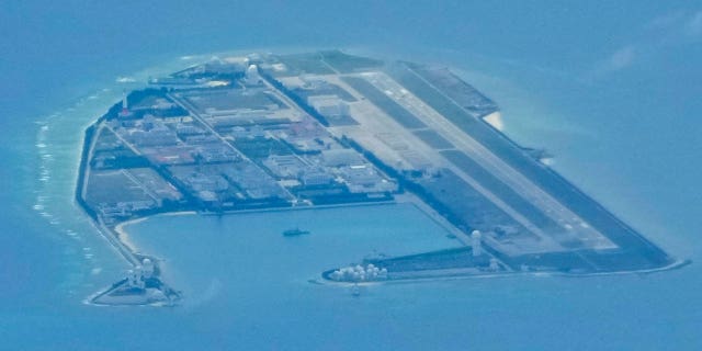 Un destructor de la Marina de los EE. UU. navega cerca de una isla china acampada y hecha por el hombre, provocando una reprimenda de Beijing 5 Se ven estructuras y edificios chinos en la isla artificial de Mischief Reef en el Mar de China Meridional en marzo de 2022.