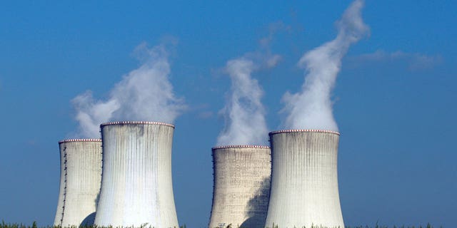 Cztery wieże chłodnicze elektrowni jądrowej Dukovany wznoszą się wysoko nad naturalnym otoczeniem Dukovany w Czechach.  Austria pozywa Unię Europejską w sprawie klasyfikacji gazu ziemnego, energii jądrowej i energii odnawialnej. 