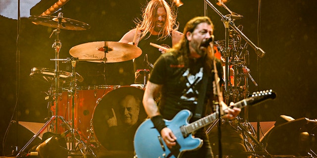 Taylor Hawkins y Dave Grohl de Foo Fighters se presentan en un escenario en Australia a principios de marzo de 2022.
