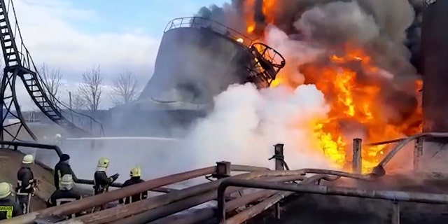 这些图像和视频显示，乌克兰消防员在周日（2022年3月27日）俄罗斯导弹袭击该国西部卢茨克的一家工业燃料储存公司后，正在处理该设施的大火。