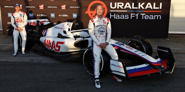 Nikita Mazepin (R) foi dispensado pela equipe Haas F1.