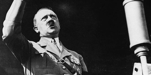 Adolf Hitler prononce un discours passionné lors de l'ouverture du Salon international de l'auto de Berlin.