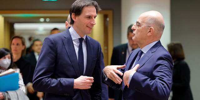 Dutch Foreign Minister Wopke Hoekstra, 左, speaks with Greek Foreign Minister Nikos Dendias during a meeting of the EU foreign ministers at the Europa building in Brussels, 月曜, 行進 21, 2022.