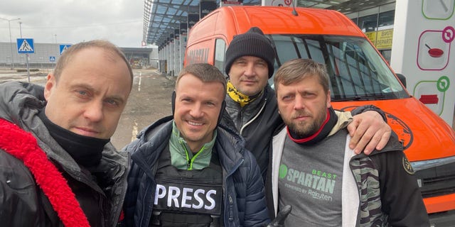 Volodymyr Solohub, segundo desde la izquierda, and other Ukrainian journalists.