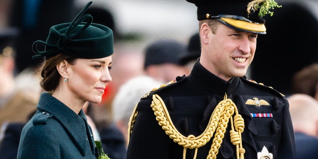 威廉王子, 剑桥公爵和凯瑟琳, Duchess of Cambridge attend the 1st Battalion Irish Guards' St. Patrick's Day Parade with Prince William, Duke of Cambridge at Mons Barracks on March 17, 2022 in Aldershot, 英国.  