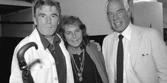 DOSSIER - L'acteur Lee Marvin, à droite, et sa femme, Pamela, visitent Mitchell Ryan, star de la pièce d'Arthur Miller "Le prix," dans les coulisses du Playhouse Theatre de New York en juillet 1979.