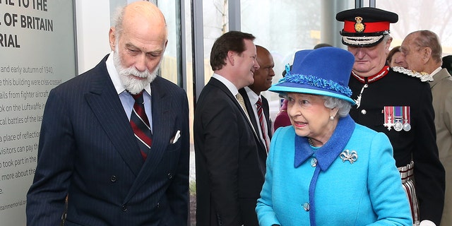   Королева Елизавета II приветствует принца Майкла, герцога Кентского, во время посещения Национального памятника олигархам на открытии нового павильона 26 марта 2015 года в Фолкстоне, Англия. 