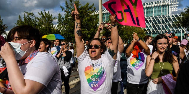 Miembros y simpatizantes de la comunidad LGBTQ asisten a la "Diga gay de todos modos" mitin en Miami Beach, Florida, el 13 de marzo de 2022. – El Senado del Estado de Florida aprobó el 8 de marzo un controvertido proyecto de ley que prohíbe las clases sobre orientación sexual e identidad de género en las escuelas primarias, una medida que, según los críticos, perjudicará a la comunidad LGBTQ.  Los demócratas de la oposición y los activistas por los derechos LGBTQ han cabildeado contra lo que llaman el "no digas homosexual" ley, que afectará a los niños desde el jardín de infantes hasta el tercer grado, cuando tengan ocho o nueve años.  (Foto de CHANDAN KHANNA/AFP vía Getty Images)