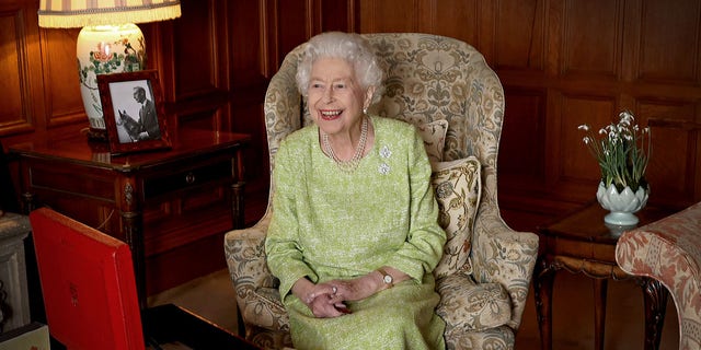 Queen Elizabeth II is photographed at Sandringham House to mark the start of Her Majesty’s Platinum Jubilee Year, in febbraio 2, 2022 in Sandringham, Norfolk. Only working senior members will appear on the balcony at Trooping the Colour parade.