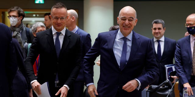 Hungarian Foreign Minister Péter Szijjártó, 左, speaks with Greek Foreign Minister Nikos Dendias during a meeting of the EU foreign ministers at the Europa building in Brussels, 月曜, 行進 21, 2022.