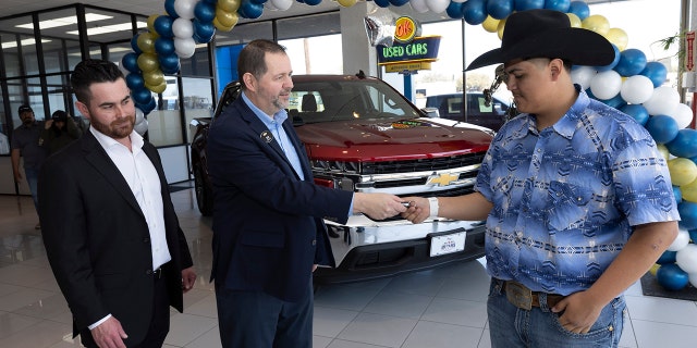 El vicepresidente de Bruce Lowrie Chevrolet, Randall Shapiro, y el gerente regional de South Central Chevrolet, Don Wagner, le mostraron la camioneta a Leon el sábado.