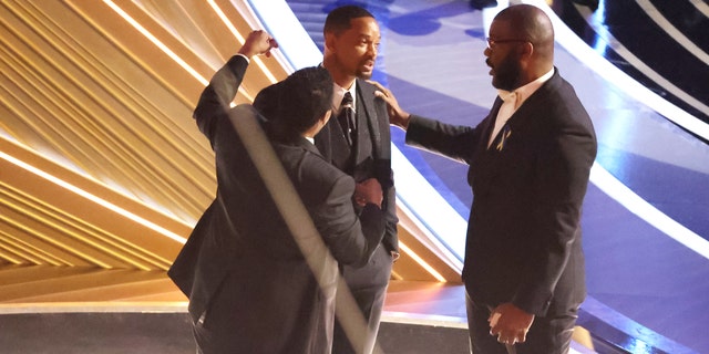 Denzel Washington e Tyler Perry confortam Will Smith durante o show no 94º Oscar no Dolby Theatre no Ovation Hollywood no domingo, 27 de março de 2022.  