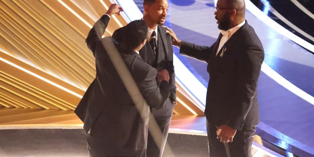 Denzel Washington e Tyler Perry confortam Will Smith durante o show no 94º Oscar no Dolby Theatre no Ovation Hollywood no domingo, 27 de março de 2022.  