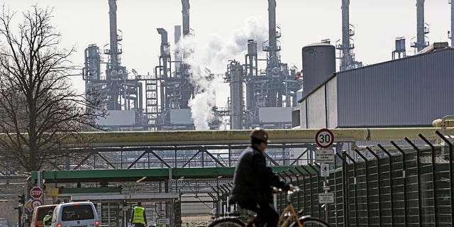 A worker rides his bicycle to the BP oil refinery Ruhr Oil in Gelsenkirchen, Germania, Lunedi, marzo 28, 2022. 