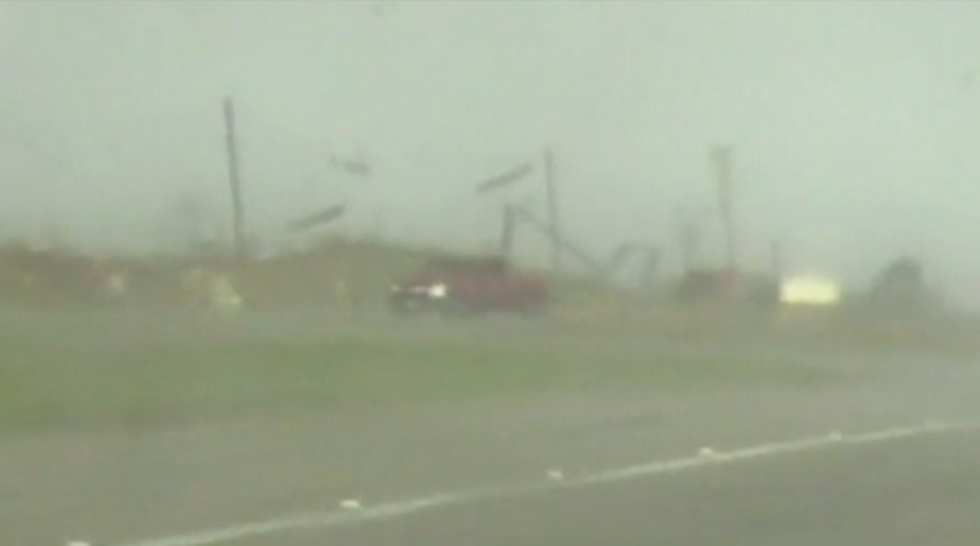 Chevy Silverado уезжает после столкновения с диким торнадо в Техасе