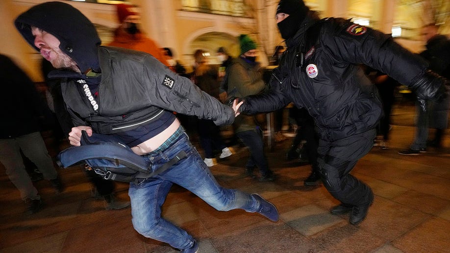 russia, police, officer, protesters, arrests, anti-war, ukraine, st. petersburg