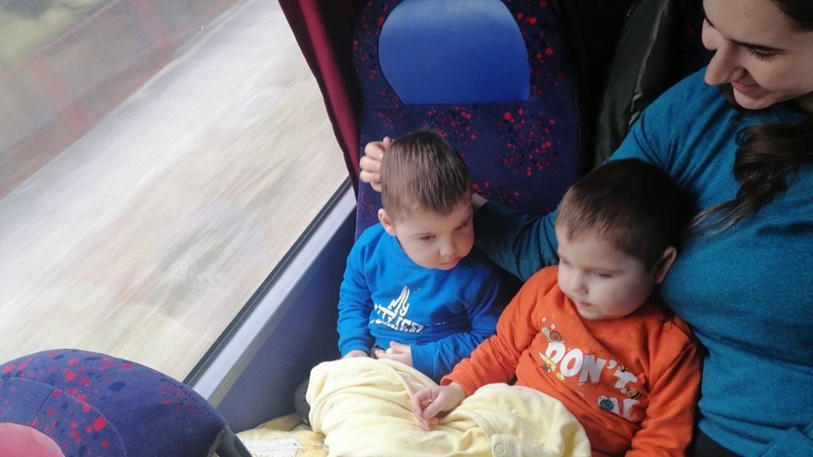 Image caption Gnedojute巴士上的乌克兰家庭（图片来源：Ginture Gnedojute）