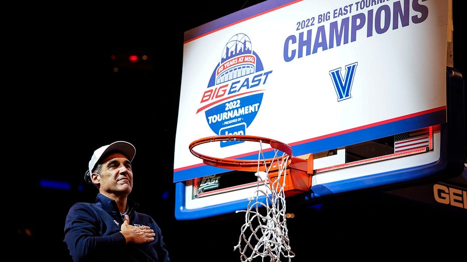 Hall of Fame coach Jay Wright keeps Villanova in title hunt