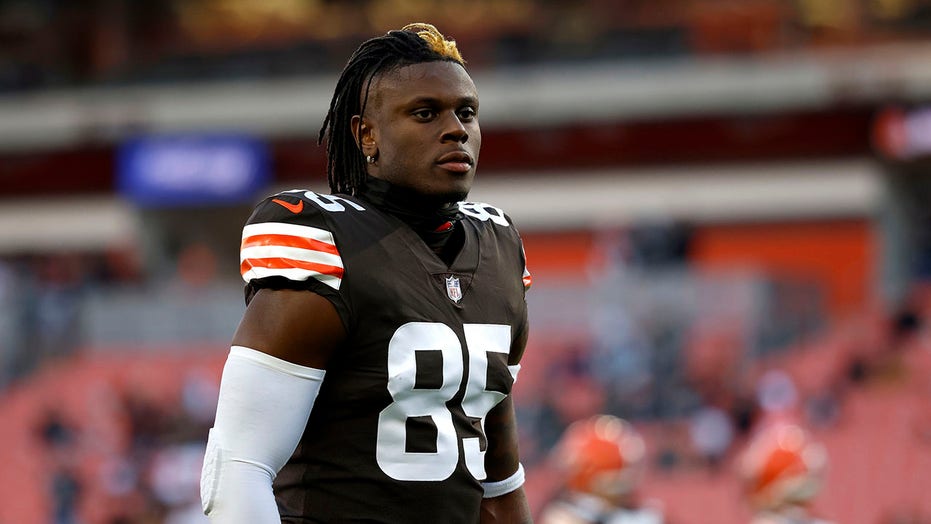 Browns place franchise tag on tight end David Njoku