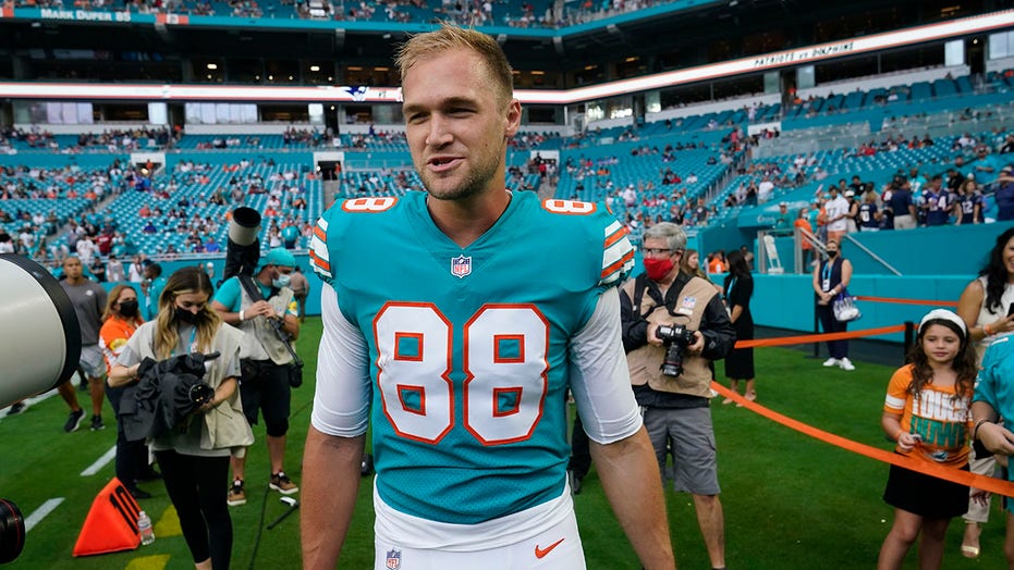 Dolphins place franchise tag on TE Mike Gesicki