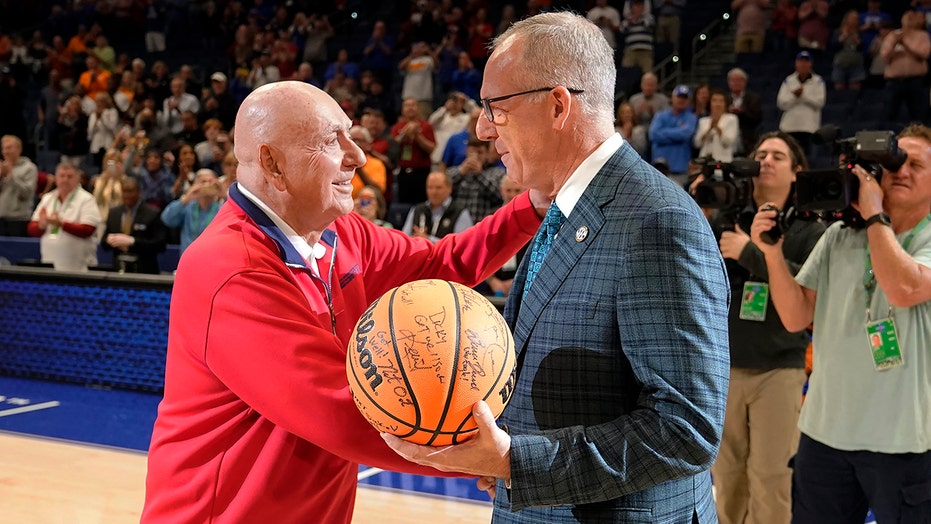 Dick Vitale returns to court, gets recognized at SEC tournament