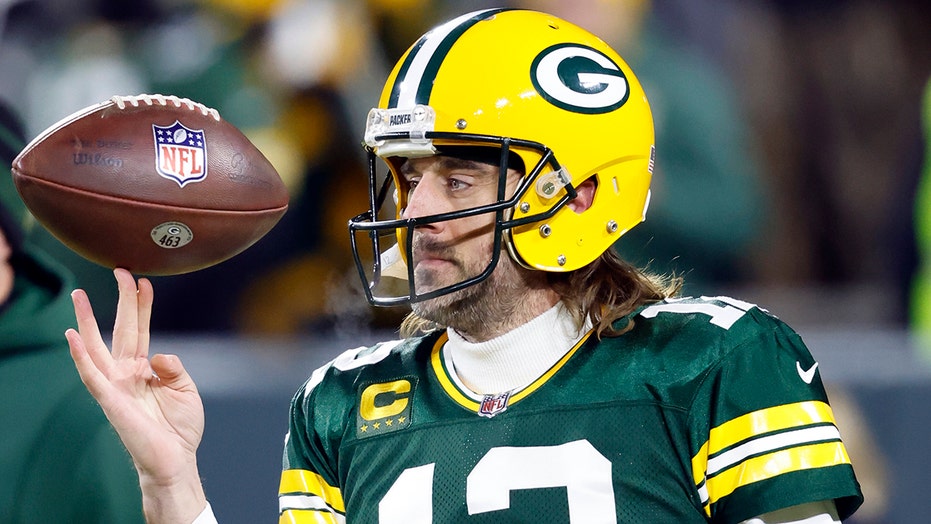 Aaron Rodgers agrees to massive contract to stay with