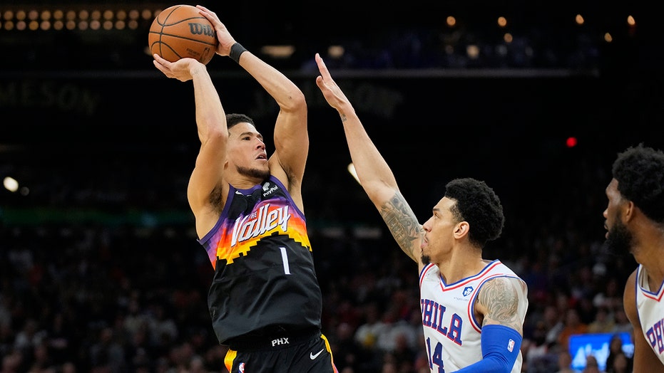 Devin Booker has 35 points, Suns beat 76ers for 8th win in a row