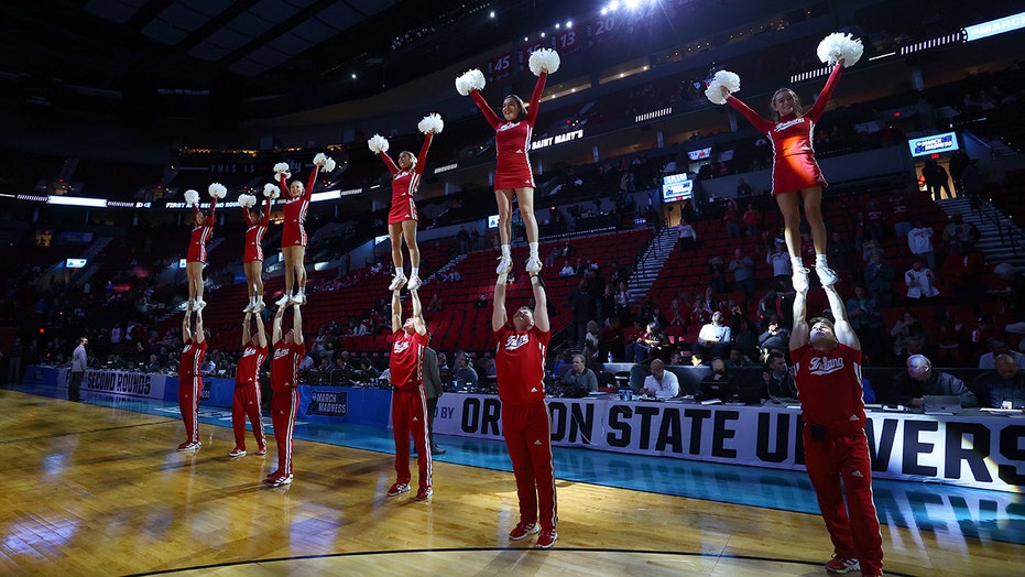 見る: Indiana cheerleader embodies everything that is March Madness