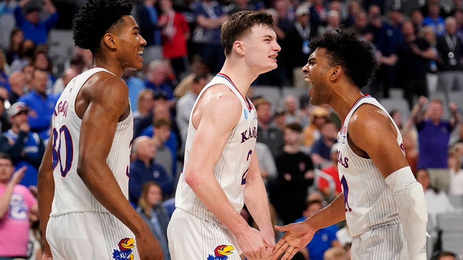 March Madness 2022: Remy Martin, Kansas hold off Creighton for another Sweet 16