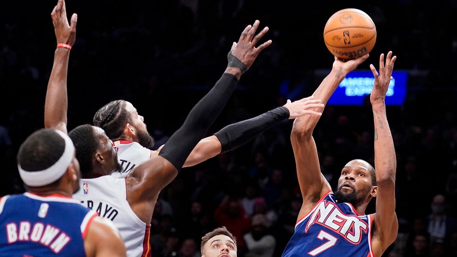 Kevin Durant has 31 points in return, but Heat rally to beat Nets