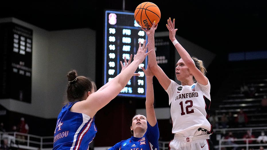 March Madness 2022: Lexie Hull’s career-high 36 sends No. 1 Stanford past Kansas